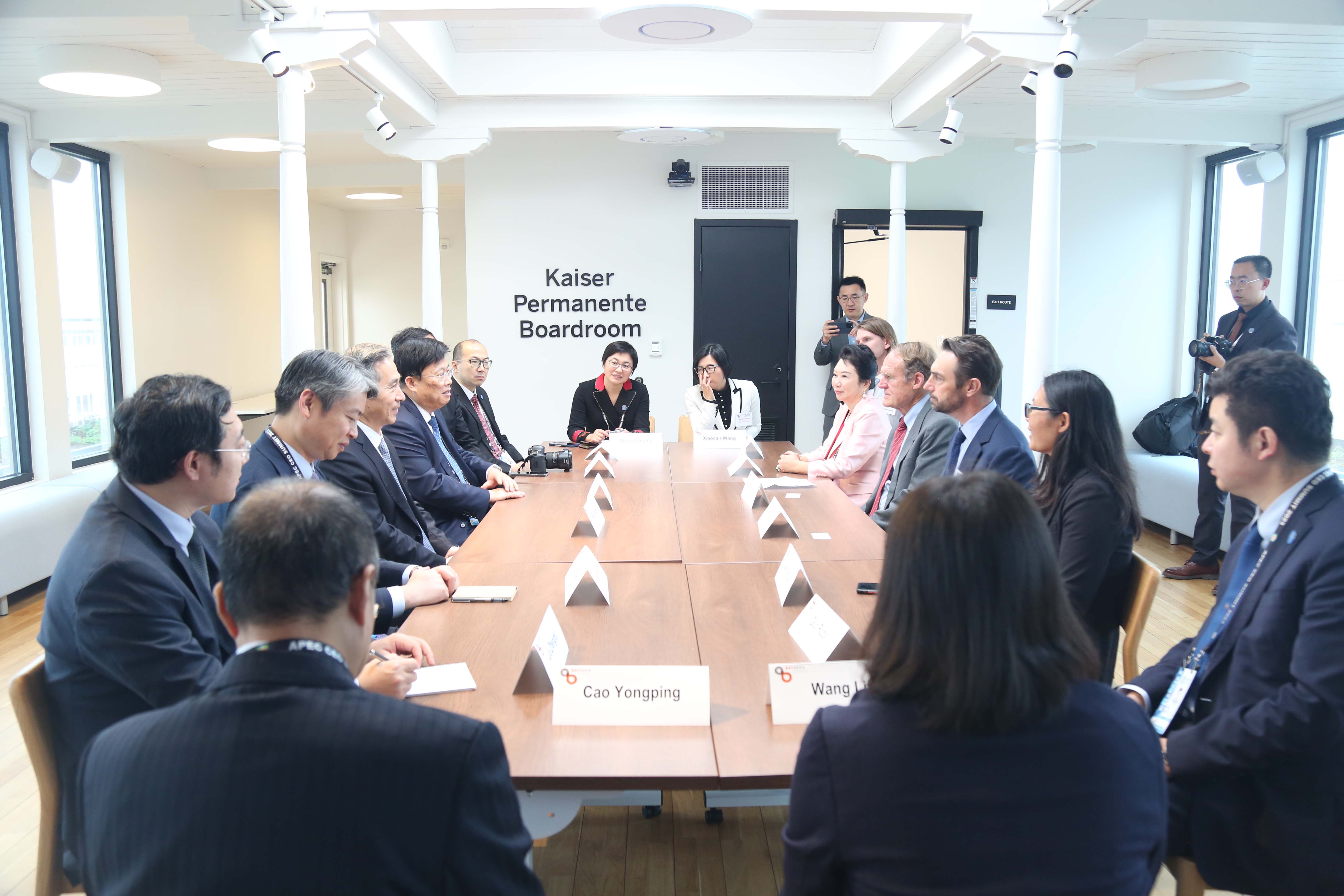 不朽情缘集团董事局李俐与中国贸促会会长任鸿斌交流